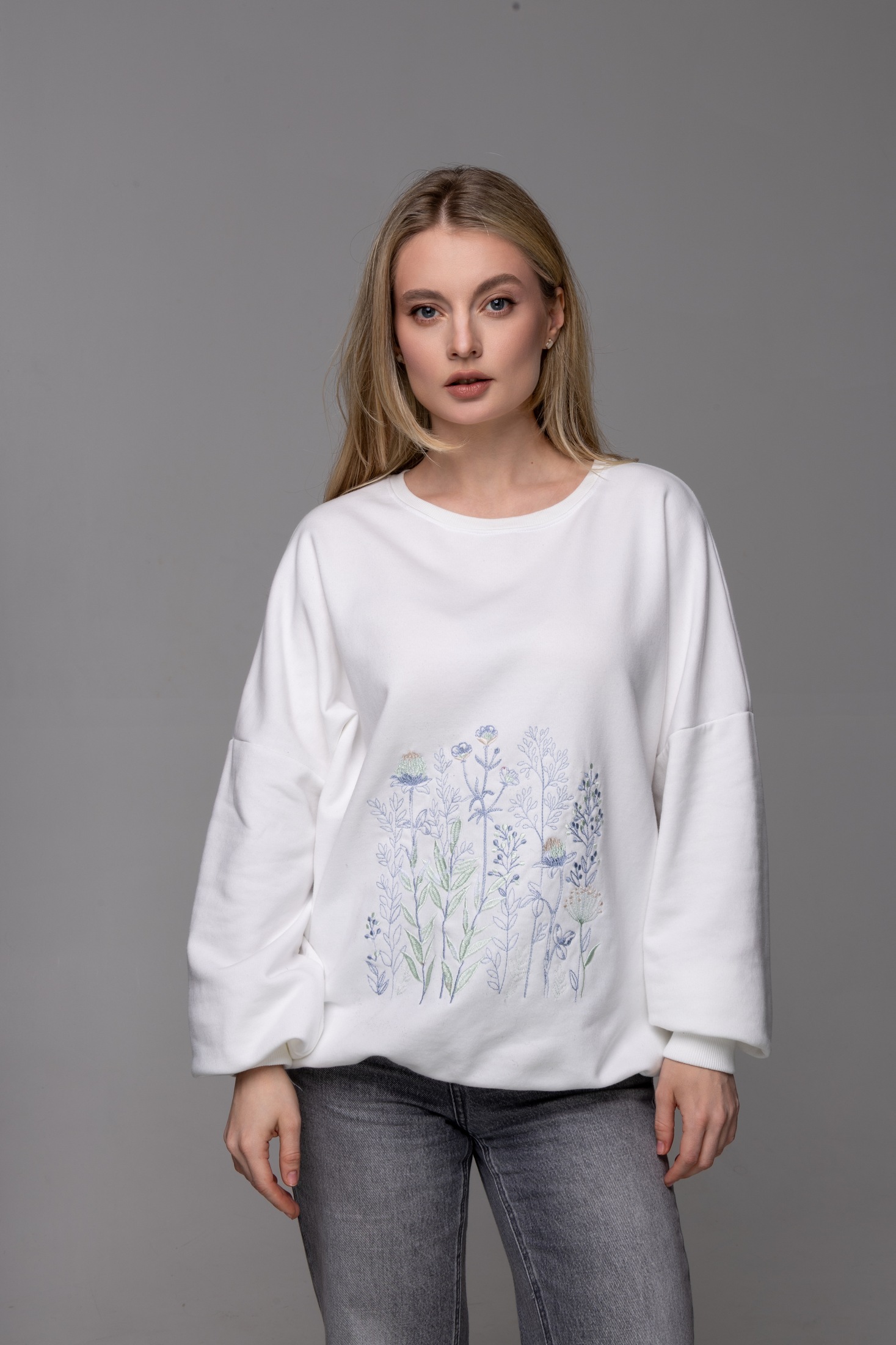 Bluza biała damska oversize z haftem "Łąka"