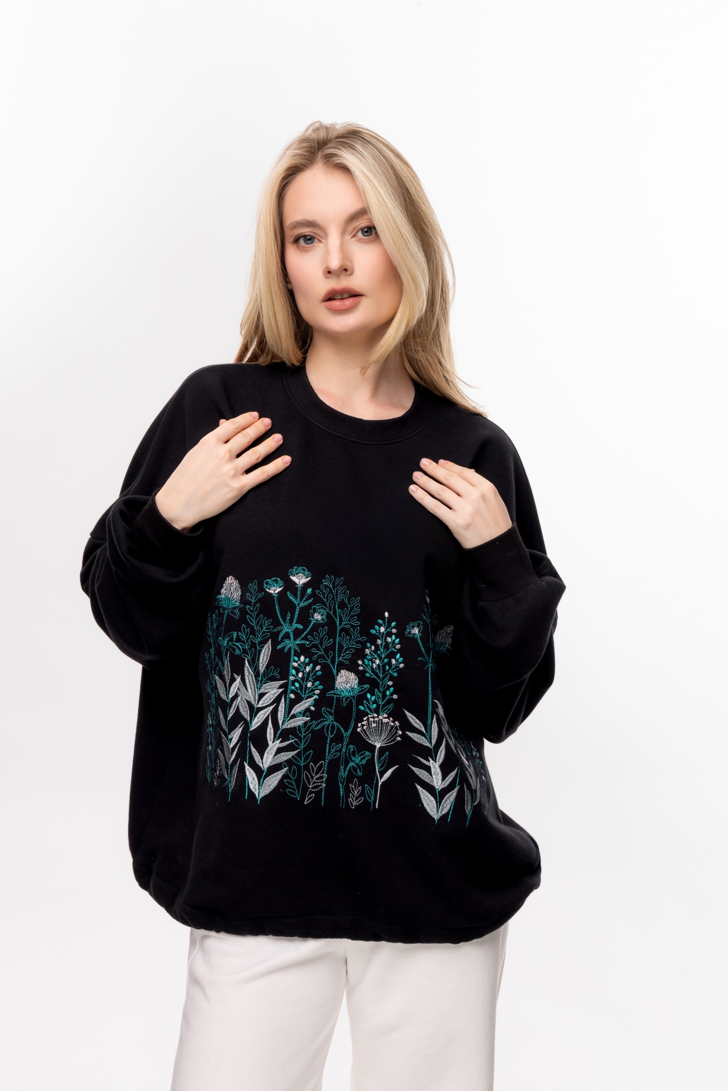 Bluza czarna damska oversize z haftem "Łąka"